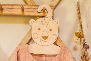 Wooden hanger - Bear Peter