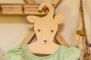 Wooden hanger - Doe Lenka